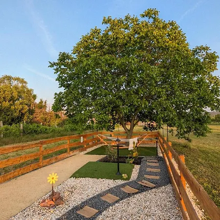 Kis Fakucko, Balatonhoz Koezel Lägenhet