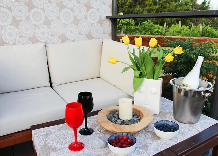 Kis Fakucko, Balatonhoz Koezel *