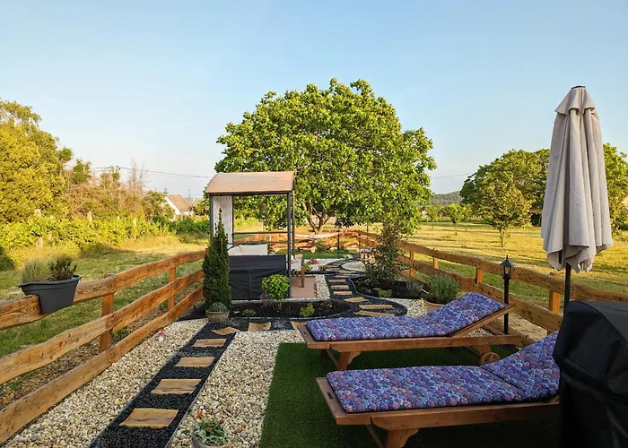 Kis Fakucko, Balatonhoz Koezel *