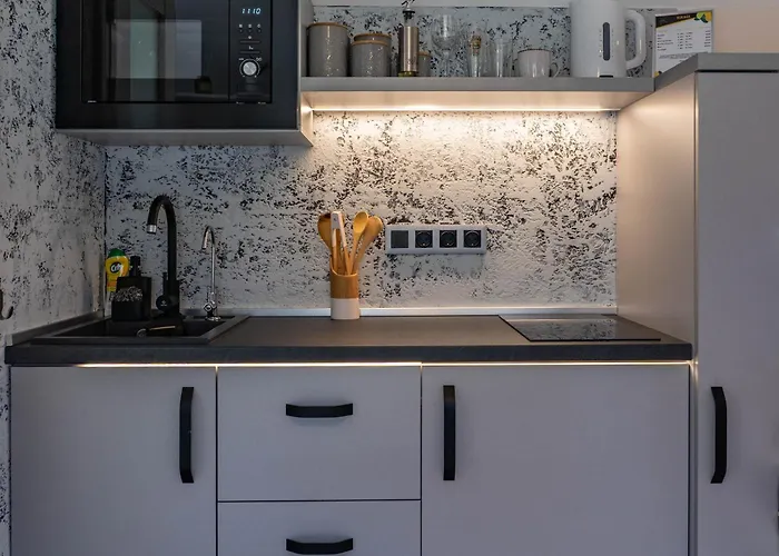 Kis Fakucko, Balatonhoz Koezel *