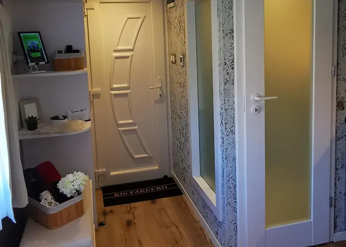 Kis Fakucko, Balatonhoz Koezel Soly